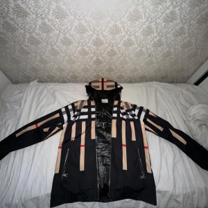 Burberry vindjacka - Säljer min vindjacka då jag köpt en ny.😃 Storlek: M men passar för L också.