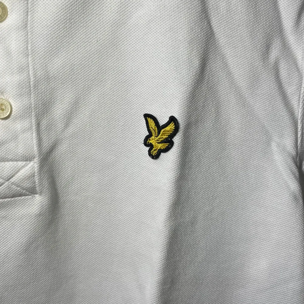 Sort #2. Säljer en snygg vit pikétröja från Lyle & Scott i storlek M. Säljer massor av olika sorters kläder/färger från lyleandscott i min profil. Nypris:750kr. T-shirts.