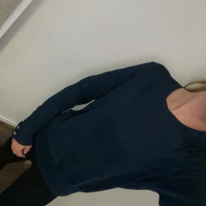 Mörkblå tröja med knappar - Skulle säga den passar XS-M, perfekt till hösten. Från Holly & Whyte/Lindex! 
