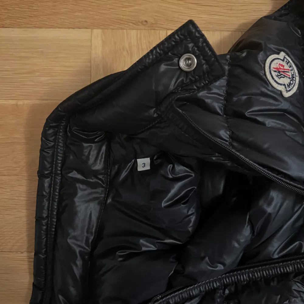 Säljer denna moncler gui väst i färgen navy. Size 3, fint skick förutom 2 små lagningar, syns på bild 2. Har påse, bag från nk och även kvitto från nk. 100% äkthetsgaranti, vid funderingar hör av er!. Jackor.