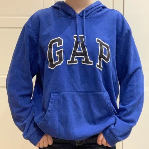 gap hoodie🤩 - Blå hoodie från gap💕strl XL men sitter snyggt oversized på mig som är XS-S. Två lagningar men som inte märks av så tydligt