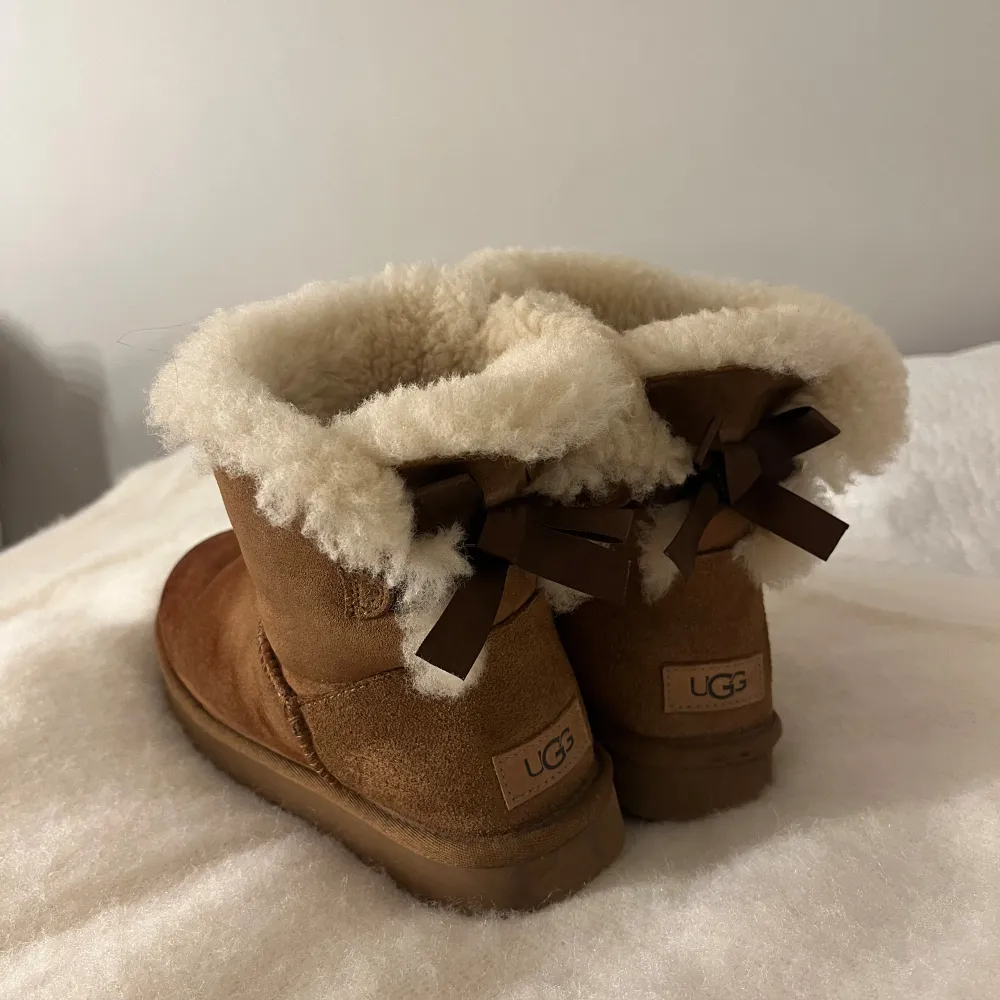 Shoes from ugg. In a pretty good condition but some water stains that you can see in the pictures. You can suggest a price if you want! The original price is 240€ so it is around 2700 swedish kronor. Skor.