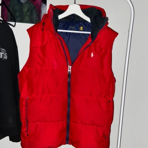 Ralph lauren väst - Inköpt och använd under vårsäsongen i år. Inköpspris runt 3000kr, säljer den för 1500! Den är i storlek Large, den har avtagbar luva & har inga skador.