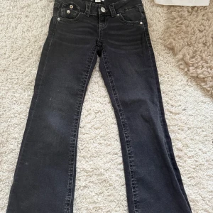Svarta lågmidjade jeans - Några snygga svarta lågmidjade jeans i bra skick, använda få gånger och därför även i bra skick. Från Gina tricot young i storlek 134
