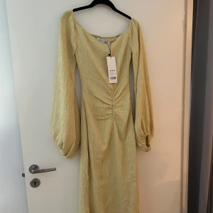 Helt ny Adoore klänning  - Helt ny gul långklänning från Adoore.  Lappen kvar.  Nypris 1 695kr, färgen utgången på hemsidan. Skriv för fler bilder💗
