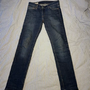 Levi’s Jeans - Snygga mörkblåa Levi’s jeans modellen 511. Slim passform. Färg: Mörkblå Skick: 8/10 Strl: W30 L32