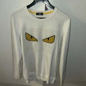 Fendi tröja  - Säljer en Fendi tröja i storlek L sitter mer som M 