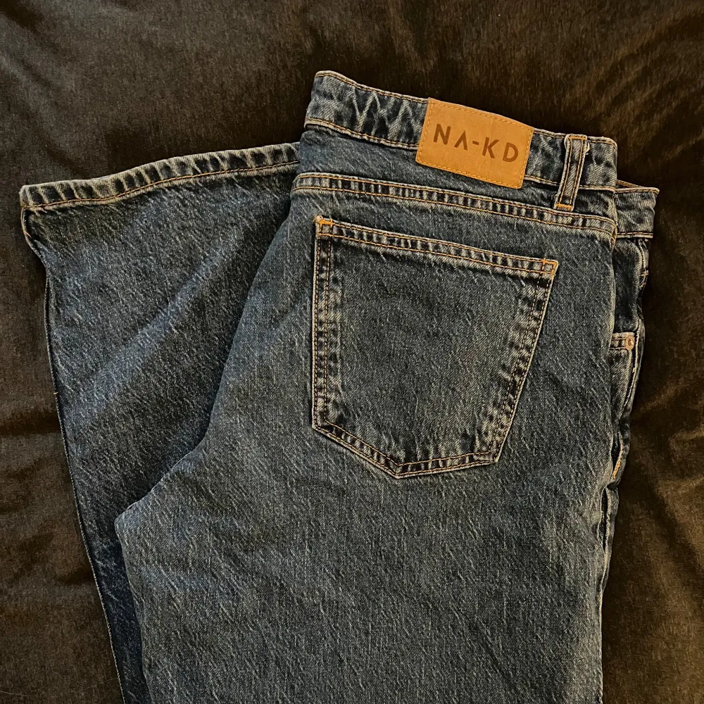 Låg midjade, vida. Oanvända. Bilder tagna från NA-KD hemsida då den blåa färgen inte kommer fram på kameran. Köpta för 699kr.. Jeans & Byxor.