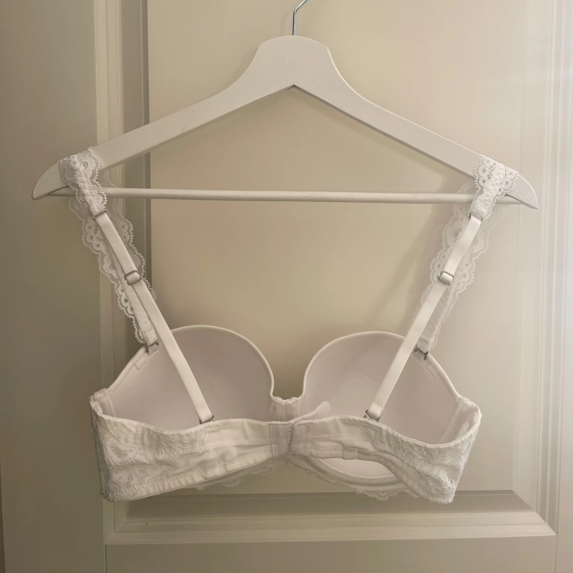 Vit spets-bh, axelbandslös  - 90