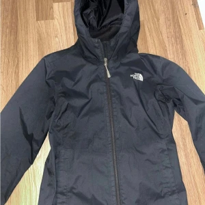 North Face Jacka - Storlek S, svart färg, i bra skicka, ingen hål och inga fläckar. 