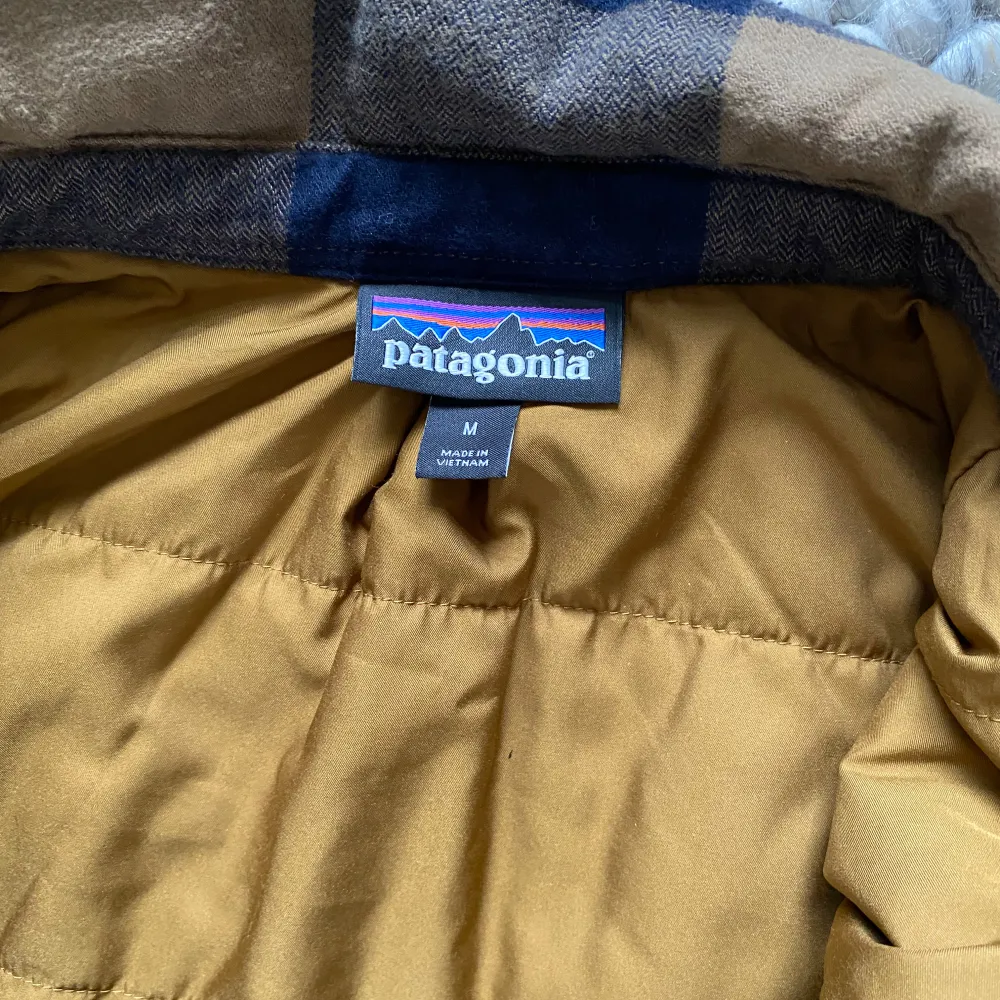 Fodrad Patagonia skjorta, rutig i mörkblå och beige. Fint skick och supersnygg. . Skjortor.