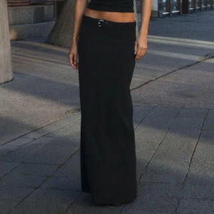 Lång kjol zara - Kjol från zara med skärp ”inbyggt”. Använd fåtal gånger, i nyskick. Stl L. Inköpspris 399kr. Hör av dig vid frågor💓