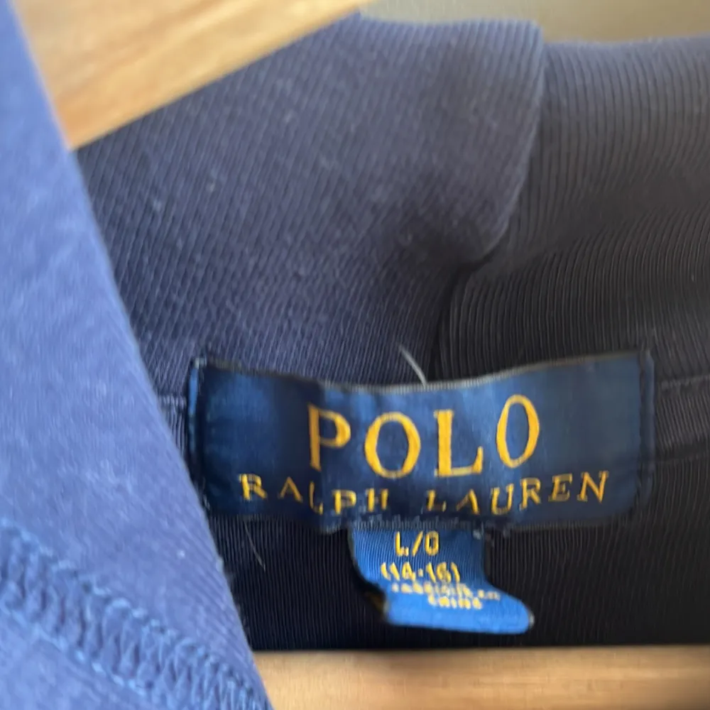 Säljer en snygg blå hoodie från Polo Ralph Lauren i storlek 14/16. Perfekt för en avslappnad stil och passar bra till både höst och vår. Superbekväm och stilren!. Tröjor & Koftor.