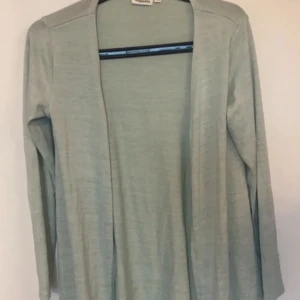 Grön kofta - I nyskick. Storlek 146/152, passar en XS/S