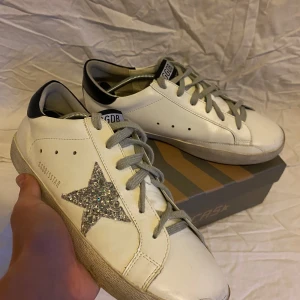 Golden goose superstar  - Säljer dessa riktigt laidback skorna från golden goose skick 10/10 helt nyskick👍storlek 43 killmodell👍kp för prisförslag byten mm