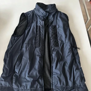 Stone Island väst - Väst i storlek 14/16. Väldigt bra skick knappt använd 9,5/10. Vindtät och vatten tät så bra nu mot hösten! Pris kan diskuteras.