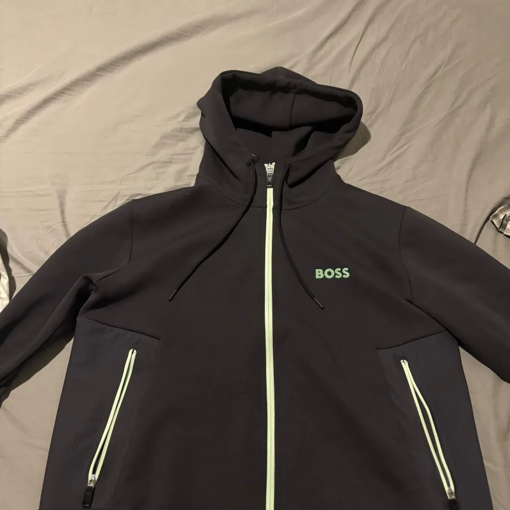 Hugo boss hoodie i väldigt fint sick  Köptes från Boozt för 2000kr ungefär lite stor för mig och använder inte  Storlek L. Hoodies.