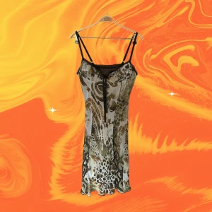 LÅNG KLÄNNING  - Mycket fin och speciell klänning. Den har två lager och sitter väldigt snyggt samtidigt som den är skön! Den är som ny. Inköpt på vintagebutiken Juno Juno för 700kr  Pga stor garderob har den inte används så mycket vilket jag ångrar nu🥲