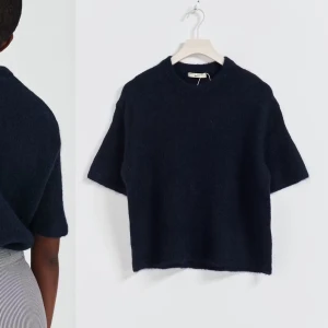 Populär stickad tröja från Gina tricot  - Mörkblå, storlek Xs men passar även S beroende på hur man vill den ska sitta. Jättefint skick 