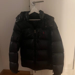 Polo Ralph lauren jacka - Säljer ni min Ralph lauren vinter jacka trl M. Den är i väldigt skönt skick dock finns det en liten defekt på högra armen, se sista bilden. 