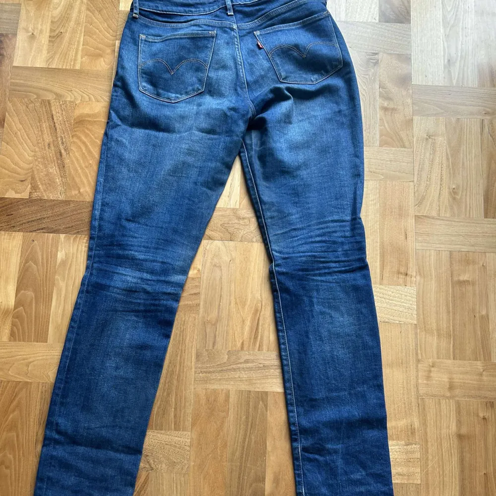 Säljer dessa snygga levis jeans! Märke: Levis Storlek: 28. Jeans & Byxor.