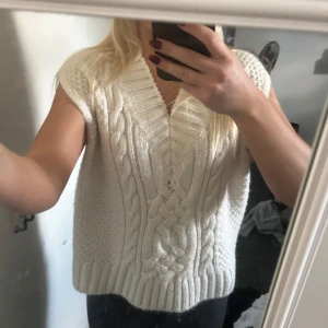 Stickad väst - Beige stickad väst strl xs! Sparsamt använd!