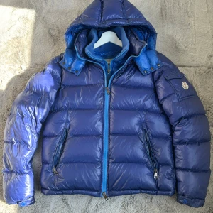 Moncler Zin - Moncler Zin Size 2 (S) 8/10 (se flaw) Tygkrage är avtagbar Fler bilder finns! 