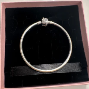 Pandora armband - Superfint Pandora armband som aldrig har använts💕 finns att köpa berlocker i min profil💕 pris kan diskuteras vid snabb affär☺️