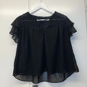 Fin topp - Super fin blus, perfekt till vardags, middagar eller fest😊Lite smått genomskinlig men inte på fram sidan!