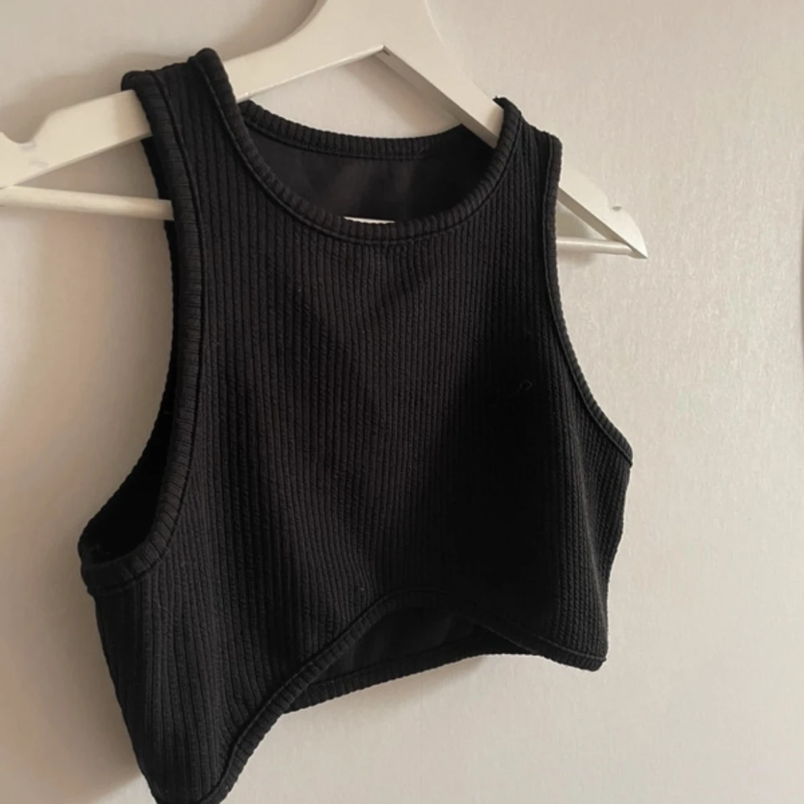 Svart ribbad croppad topp från Shein - 90