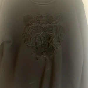 Tröja - Har en fåtal fläckar som inte går bort, men dom är inte så synliga 