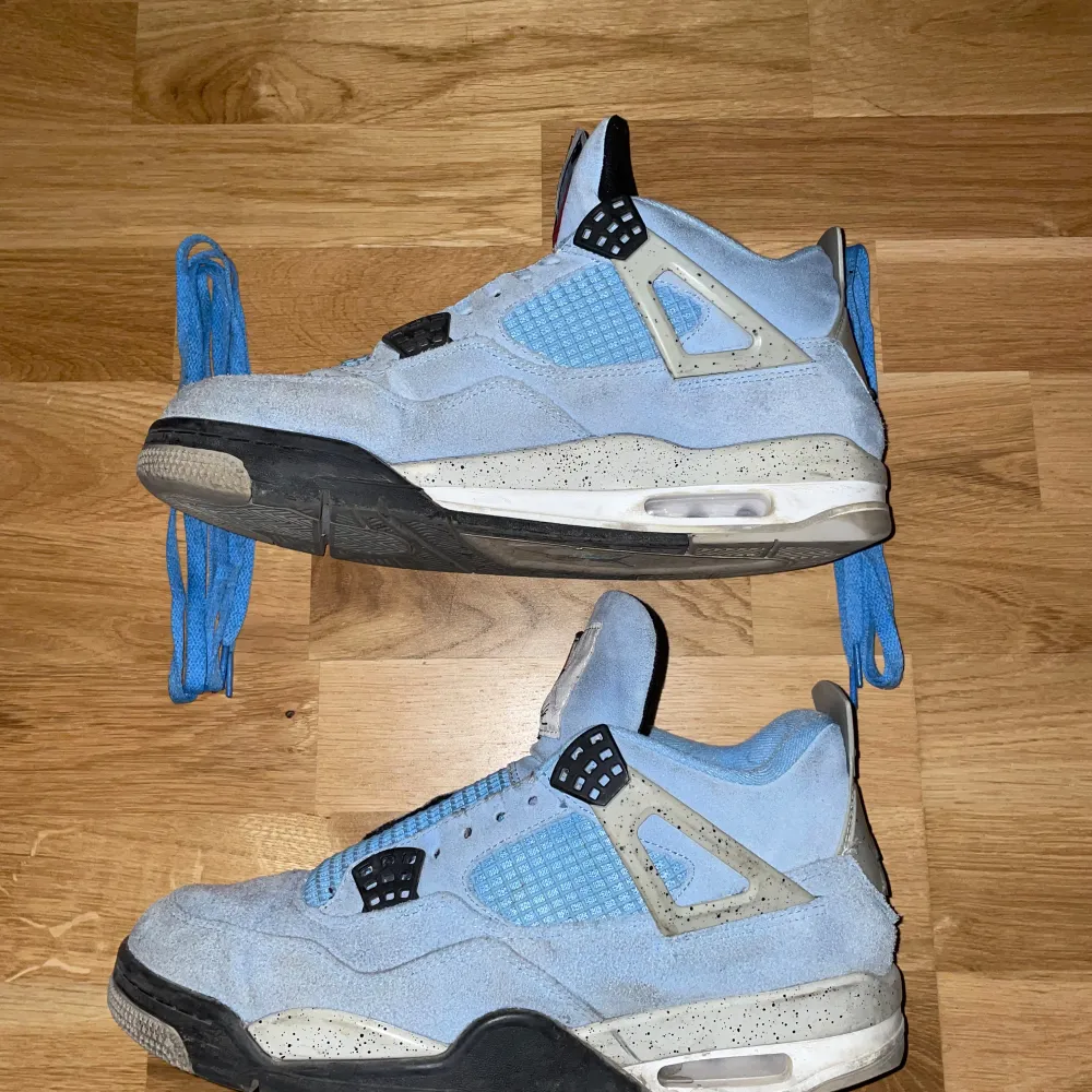 Jordan 4 university blue. Använt i 1 år och skick skulle jag säga är 7/10. Blivit för små för mig så det är dags att lägga upp de. Pris kan diskuteras vid snabb affär, fraktar bara.. Skor.