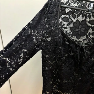 Spetslångärmad - Fin spets topp med långa utavängda armar, storlek M . Fint skick då den är använd 1 gång 