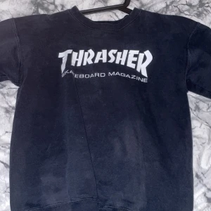 Thrasher sweatshirt  - Svart sweatshirt med vit tryck på. okej skick. 