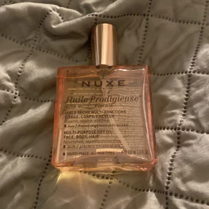 Hår,kropp och ansikte olja  - Jätte bra för ansiktet håret och kroppen och luktar som frukt 