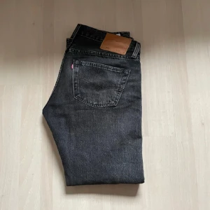 Levis 501 - Hyfsat bra skick snygga 501or finns inga de-effekter förutom att dem är lite slitna längst ner men märks knappt, skriv för mer funderingar
