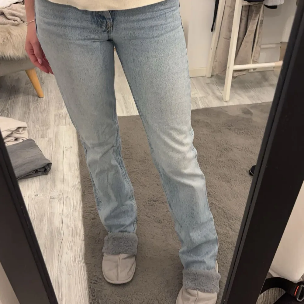 Säljer nu mina ljusblåa jeans från Zara i storlek 32 då de är för små! De är raka i benen och medelhöga i midjan. De är i bra skick och använda ett få par gånger💕. Jeans & Byxor.