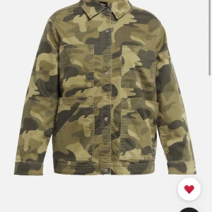 Hollister militär jacka  - Ny vara. Super fin oanvänd. Orginalpris är 672. Pris kan diskuteras! Beställer in om någon vill ha den.