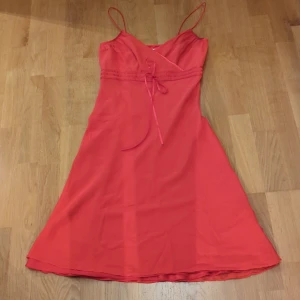 Röd klänning med tunna axelband  - Röd klänning från Riley, strl 36