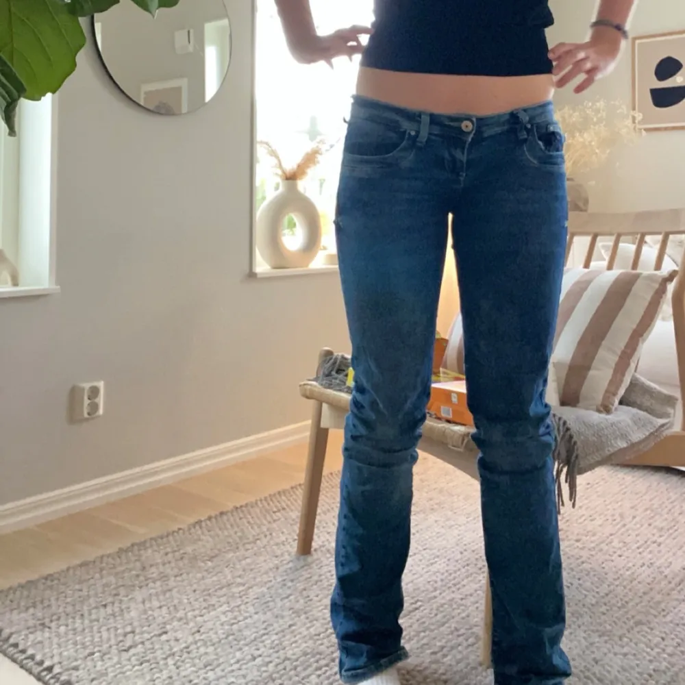 Säljer ett par snygga blå low waist jeans från LTB, modell Valerie. De är i bra skick och har en klassisk femficksdesign med knapp och dragkedja framtill. Perfekta för vardagsbruk eller en avslappnad utekväll!. Jeans & Byxor.