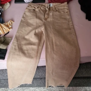 Beige byxor från 157 - Säljer ett par snygga beige byxor från 157 i storlek S. De har en loose passform och är perfekta för en avslappnad stil. Byxorna är gjorda i ett bekvämt material som passar bra till både vardag och fest.