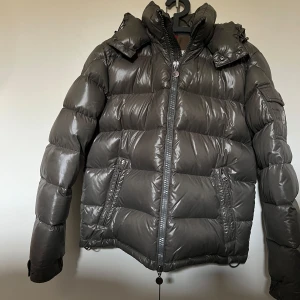 Monclerjacka  - Grå Monclerjacka i fint skick,stl 2