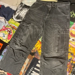 Cargo jeans BDG - Urban Outfitters jeans. Väl använda men inga tecken på slitage förutom nere vid fötterna där de slitits då jag använt dom. 