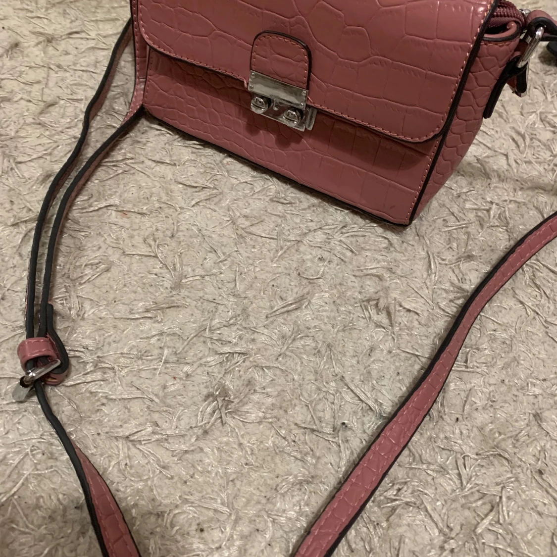 Smutsrosa hand/axelväska