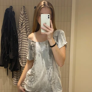 T-shirt  - Cool T-shirt med paljetter som man kan ha offsholder om man har strl xs-s, mycket bra skick och strl M. 💗