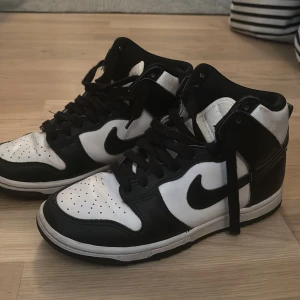 Nike dunk Hihg - Ett par Nike dunk high i storlek 36.5  men är stora i storleken. Jätte fint skick. Kommer ej med skokartong. 💞 lite smutsiga men det är enkelt att tvätta💞