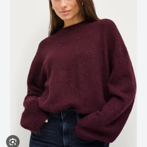 Stickad tröja  - Vinröd populär stickad tröja från gina tricot som är slutsåld!🤎köpte denna förra hösten och användes inte alls mkt…🍂som helt ny!🤎🙌🏼 Storlek S🫶🏻
