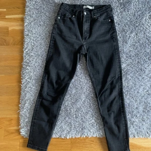 Carin Wester skinny jeans - Skinny jeans med hög midja JANE Snygga svarta jeans med hög midja och slim fit.  Märke: Carin Wester Ordinarie pris: 599 kr Storlek: 36 🚫Djurfritt och rökfritt hem   📍Kan mötes upp i Mölnlycke   📬Kan skickas mot fraktkostnad