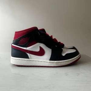 Jordans  - Nu säljer vi en av våra gamla produkter vi vet att de inte är så trendiga men det går att sänka priset ganska mycket. Dem är i storlek 42 och en halv  och är inte använda mycket. Köpt från sneakers hyllan tror box finns måste bara hitta den. 