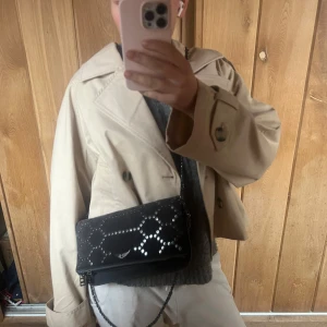 Zadig väska - Grå unik zadig väska. Så så fin, köptes på zadigs hemsida för ca 4000kr, inte mycket använd. Några få repor på sidorna (se bild 4 och 5) Alla kort och dustbag medföljer